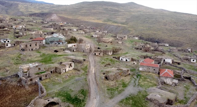 Aksaray’da tek başına yaşadığı köyde kışın zorluklarına rağmen mutlu olmasını biliyor