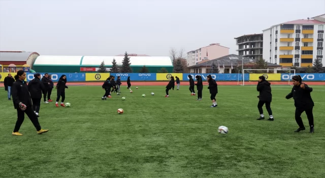 Ağrı’nın tek kadın futbol takımı başarılarıyla adından söz ettirmek istiyor