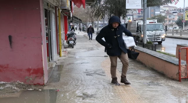 Edirne’de patlayan borudan çıkan su sokaklara taştı