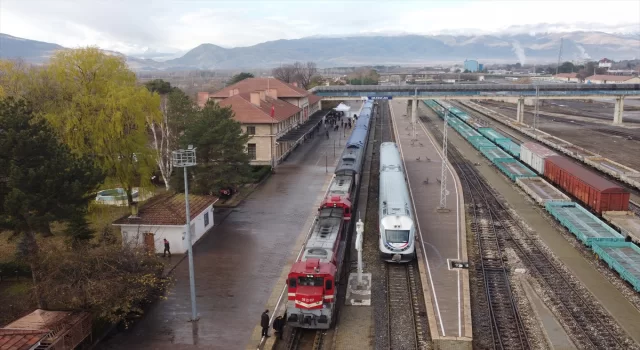 Yeni sezonda ilk seferine çıkan Turistik Doğu Ekspresi, Erzincan’a ulaştı