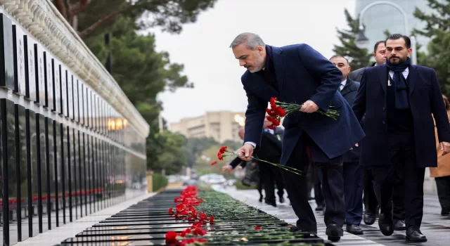 Dışişleri Bakanı Hakan Fidan, Bakü’de şehitlikleri ziyaret etti