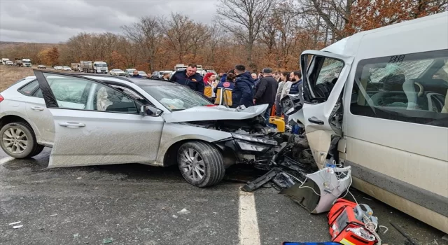 Kırklareli’nde yolcu minibüsü ile otomobilin çarpıştığı kazada 9 kişi yaralandı