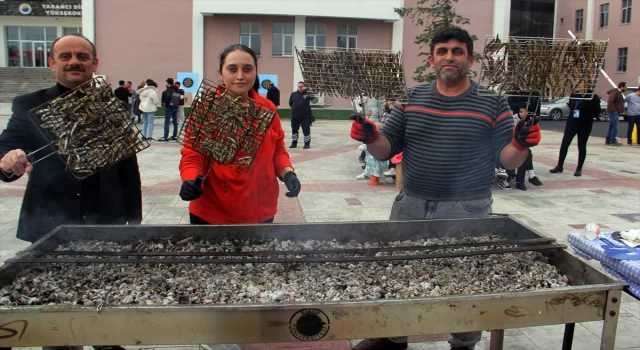 Sinop’ta şenlikte öğrencilere bir ton hamsi ikram edildi 