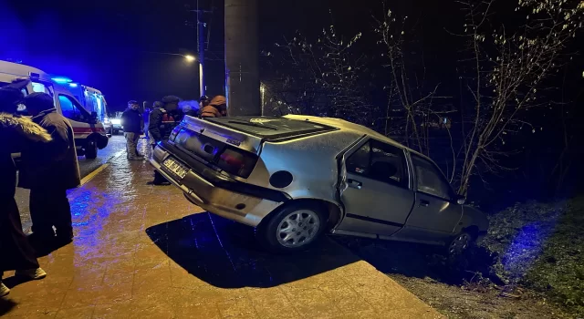 Sakarya’da direğe çarpan otomobildeki 4 kişi yaralandı