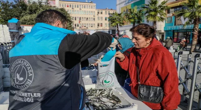 İstanbul’da kayıt dışı avlandığı için el konulan 3 ton balık vatandaşlara dağıtıldı