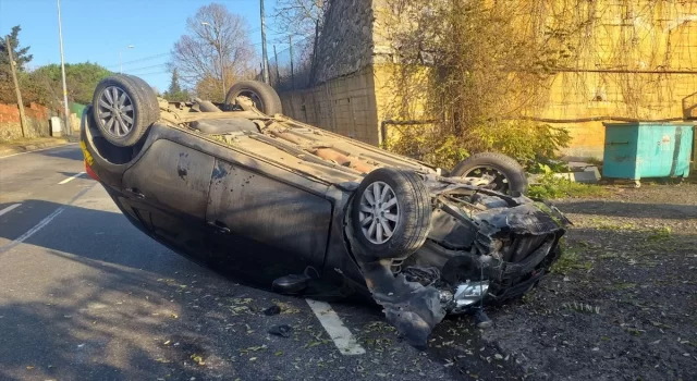 Çekmeköy’de devrilen otomobildeki 3 kişi yaralandı