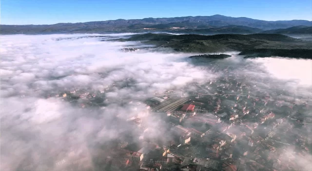 Balıkesir’in Sındırgı ilçesi sis bulutuyla kaplandı