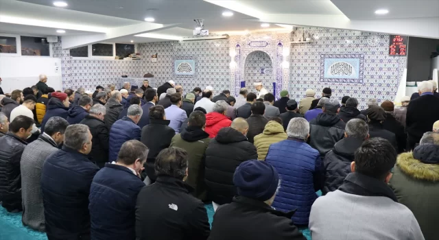 Diyanet İşleri Başkanı Erbaş, Fransa’da sabah namazında gurbetçilerle buluştu