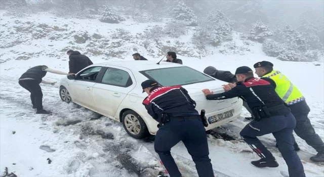 Kahramanmaraş’ta karda mahsur kalan öğretmenleri jandarma kurtardı