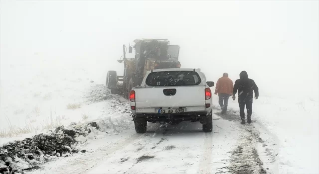 Bitlis’te kar ve tipi sebebiyle köy yolunda mahsur kalan 3 kişi kurtarıldı