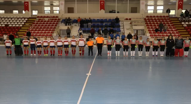 Amasya’da hokey sporcuları, şehit askerler için saygı duruşunda bulundu