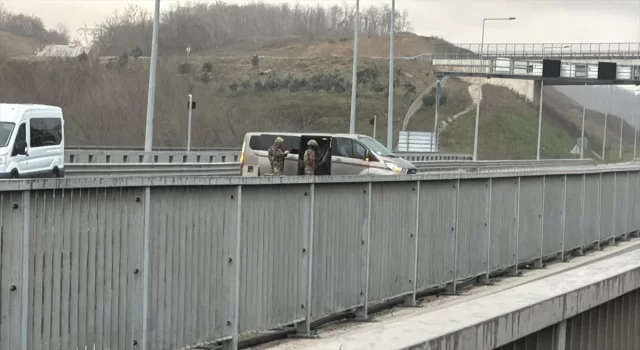 Kocaeli’de otoyolda bir tır sürücüsünün rehin alındığı ihbarı ekipleri harekete geçirdi