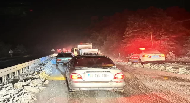 Kastamonu’da kar yağışı sebebiyle araçlar yolda kaldı