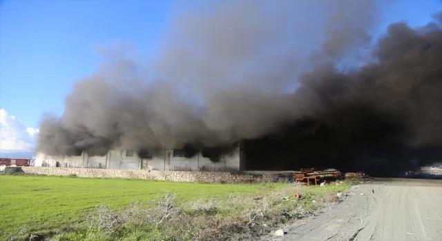 Hatay’da mobilya fabrikasında çıkan yangına müdahale ediliyor