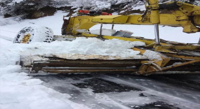 Karabük’te kar sebebiyle kapanan 107 köy yolunun 73’ü açıldı