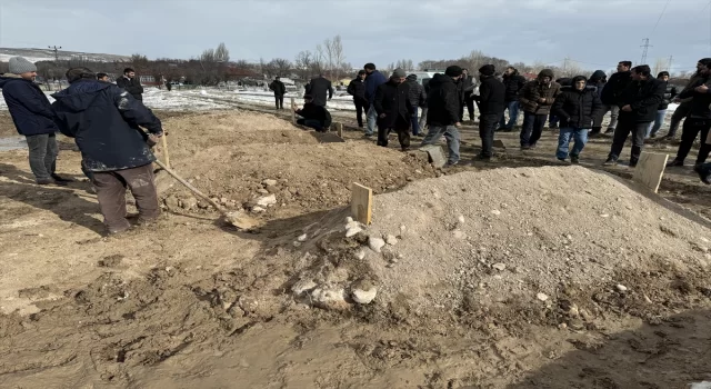 Ağrı’da iş makinesinin uçuruma yuvarlanması sonucu ölen 4 kişi toprağa verildi