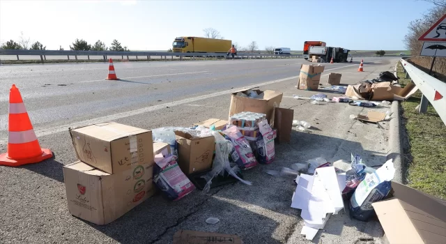 Edirne’de kamyonetlerin karıştığı kazada yola dökülen kedi ve köpek mamaları trafiği aksattı