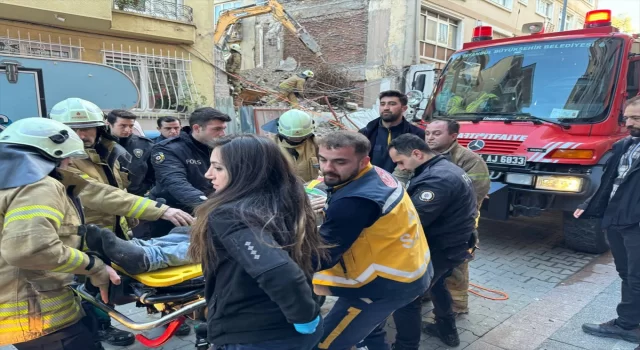 Kadıköy’de bir bina, kontrollü yıkımı yapılırken kısmen çöktü