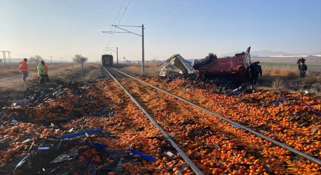 Kayseri’de narenciye yüklü tır demir yoluna devrildi