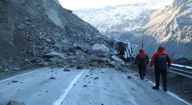 Hakkari’de heyelan yüzünden düşen kayaların çarptığı kamyonetteki 3 kişi yaralandı