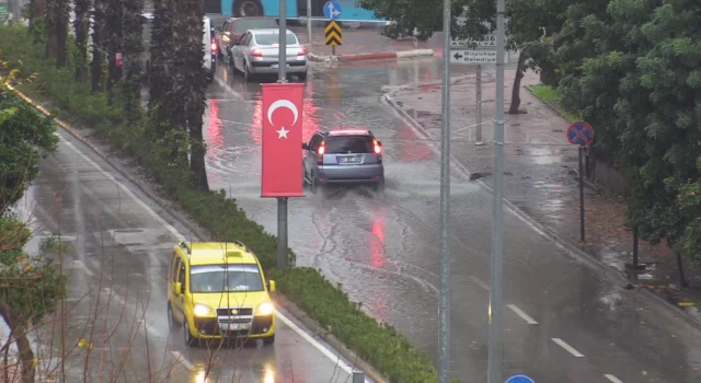 Antalya’da yağış ve fırtına etkili oldu