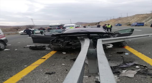 Elazığ’da bariyere çarpan otomobildeki 1 kişi öldü, 1 kişi yaralandı