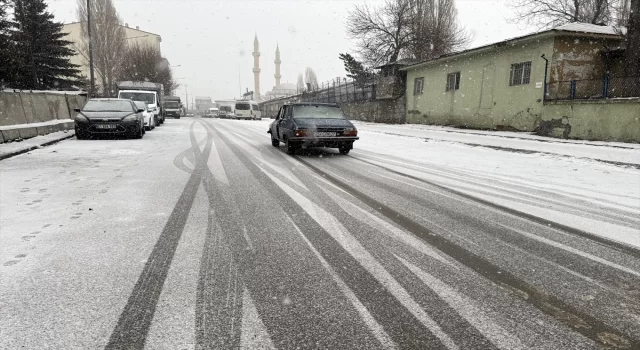 Ağrı ve Ardahan’da kar etkili oldu