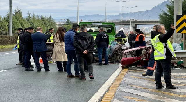 Trabzon’da otomobilin bariyerlere çarptığı kazada 2 kişi öldü, 2 kişi yaralandı