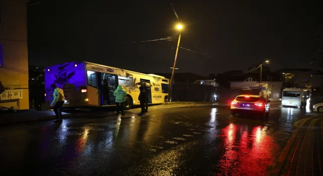 Beykoz’da İETT’ye bağlı özel halk otobüsü park halindeki araçlara çarptı