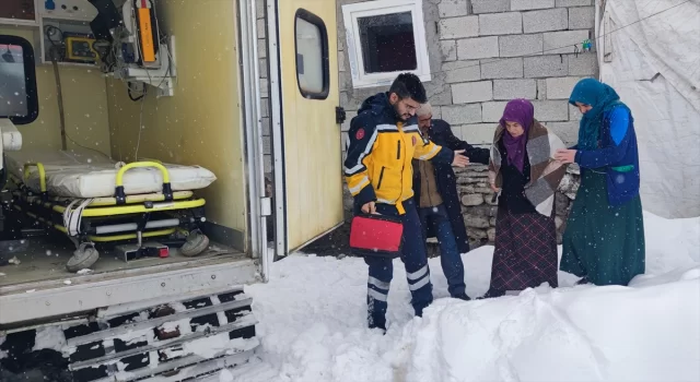 Ağrı’da yolu kardan kapanan mezrada rahatsızlanan hamile kadın hastaneye kaldırıldı