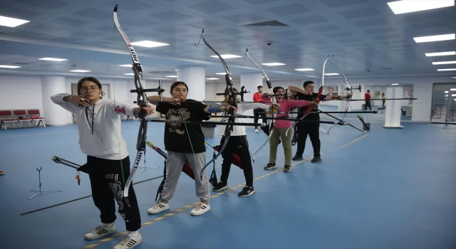 Elazığ’da sporcular Mete Gazoz gibi şampiyon olmanın hedefiyle yay çekiyor