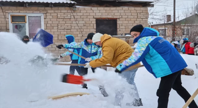 Kazakistan’da genç gönüllüler, kimsesiz yaşlıların evlerinin etrafındaki karları temizliyor