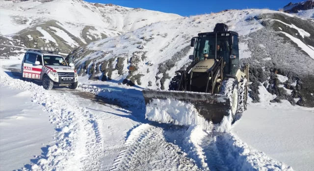 Van’da yolu kardan kapanan mahallede rahatsızlanan kadını ekipler hastaneye ulaştırdı