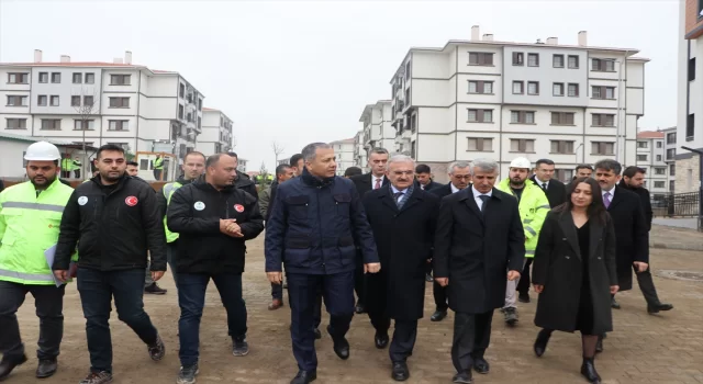 İçişleri Bakanı Yerlikaya, Kahramanmaraş’ta deprem konutlarını inceledi