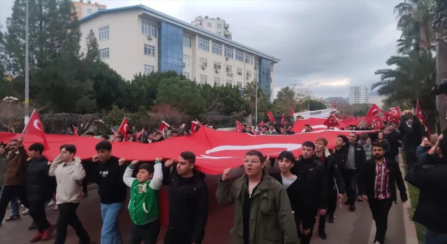 Adana’da şehitler için ”Bayrak Yürüyüşü” düzenlendi