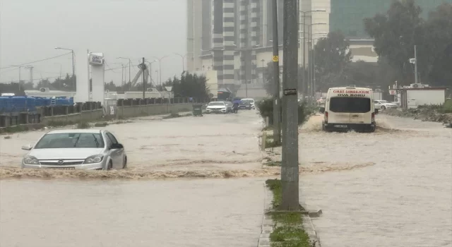 Hatay’da sağanak hayatı olumsuz etkiledi