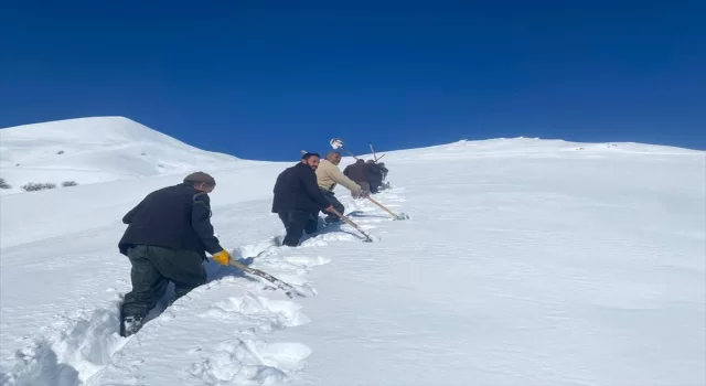 Su şebekeleri çığdan zarar gören mahalleli, başka kaynaktan hat çekerek evlere su ulaştırdı