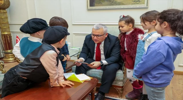 Sivas’ta okuma yazmayı öğrenen öğrenciler ilk mektuplarını Mehmetçik’e yazdı