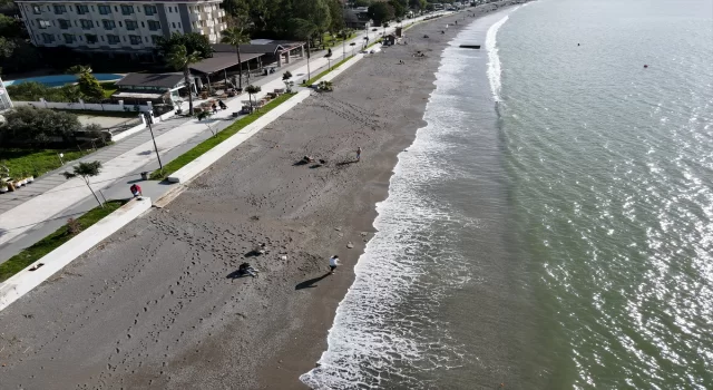 Fethiye’de güneşli hava dolayısıyla sahilde yoğunluk oluştu