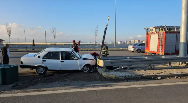 Çorum’da bariyere çarpan otomobildeki sürücü ve hamile eşi yaralandı 