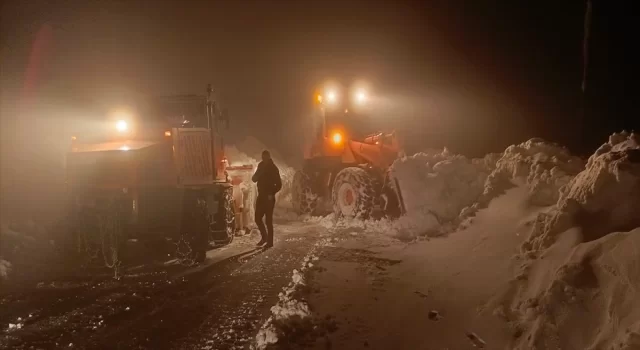 Muş’ta kar ve tipi sebebiyle yolda mahsur kalanlar ekiplerce kurtarıldı