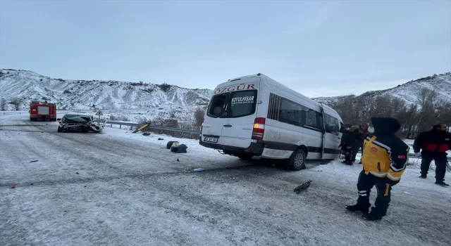 Sivas’ta yolcu minibüsü ile hafif ticari aracın çarpıştığı kazada 16 kişi yaralandı