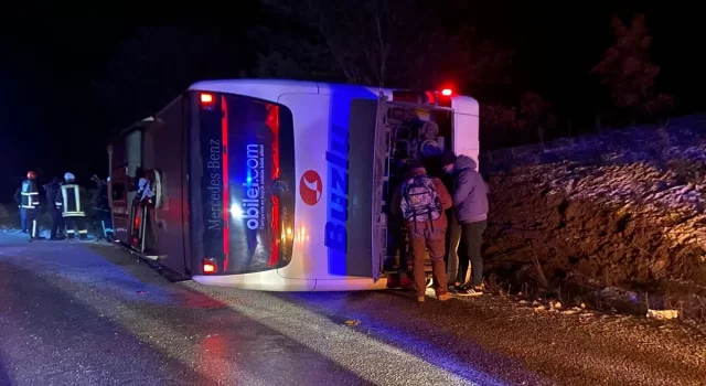 Kütahya’da devrilen yolcu otobüsündeki 18 kişi yaralandı