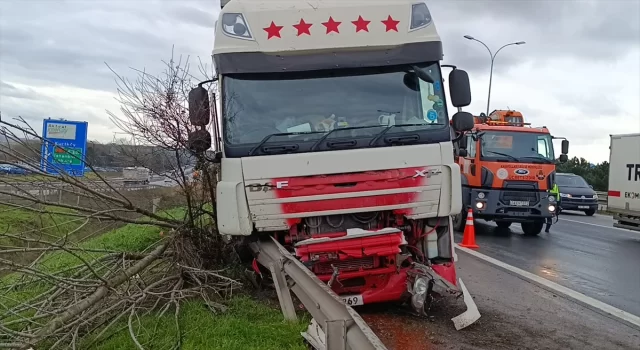 Pendik’te tırın çarptığı otomobilin sürücüsü yaralandı