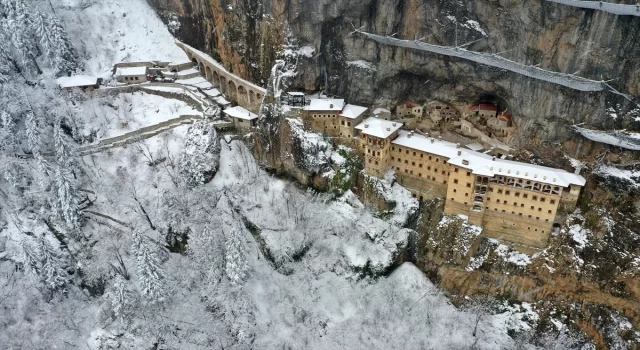 Sümela Manastırı beyaz örtüsüyle görüntülendi