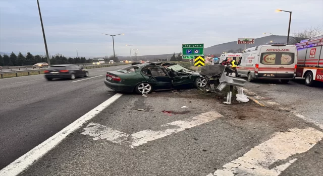 Anadolu Otoyolu’nda bariyerlere çarpan otomobildeki 8 kişi yaralandı