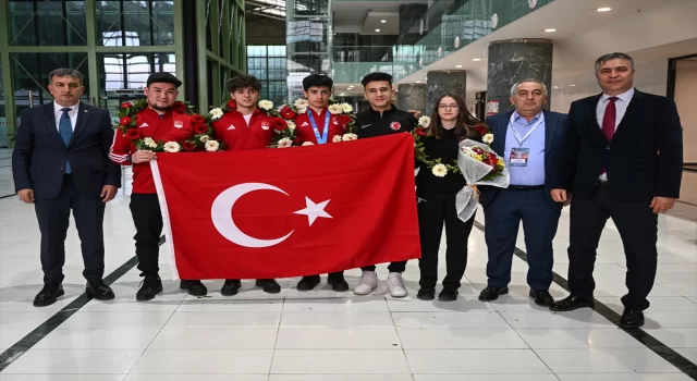 Kış Gençlik Olimpiyatları’nda gümüş madalya alan Muhammed Bozdağ, İzmir’de coşkuyla karşılandı