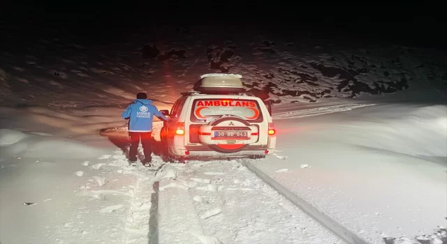 Hakkari’de yolu kardan kapanan köydeki hasta kadının yardımına ekipler yetişti