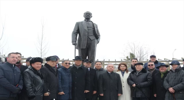 Kazakistan’ın Almatı şehrinde Atatürk heykeli törenle açıldı