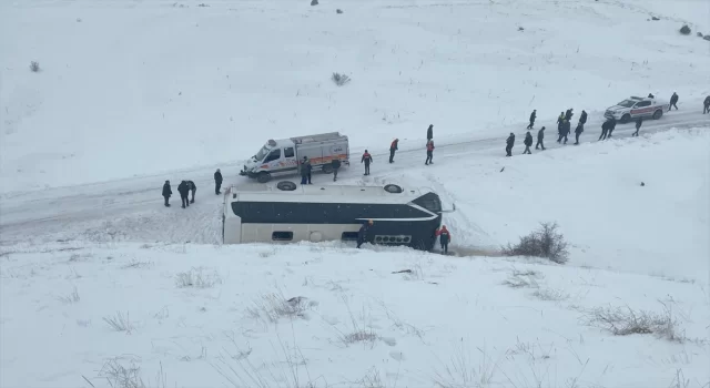 Sivas’ta cenazeden dönenleri taşıyan otobüs devrildi, 14 kişi yaralandı